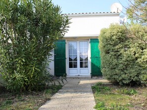 Exterior detail - 3-room house, terrace, near beach, quiet (Saint-Georges-d'Oléron)
