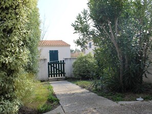 Property grounds - 3-room house, terrace, near beach, quiet (Saint-Georges-d'Oléron)