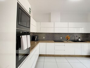 Kühlschrank, Mikrowelle, Ofen, Herdplatte