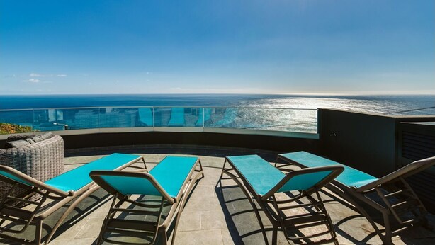A rooftop pool area with lounge chairs and a view of the ocean. - Villa Belmonte by Lovelystay (Ponta do Sol)