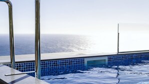 A pool with blue tiles and a view of the ocean. - Villa Belmonte by Lovelystay (Ponta do Sol)