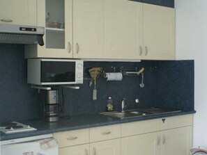 Kjøleskap og mikrobølgeovn