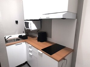 Fridge, microwave, stovetop - Studio for 2 with terrace and parking, Cap d'Agde (Cap d'Agde naturisme)
