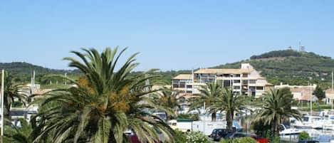 Parkplätze auf dem Gelände