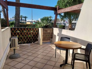 屋外ダイニングエリア