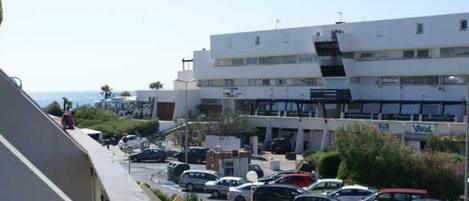 Parkplätze auf dem Gelände