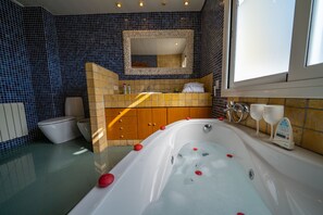 Baignoire, baignoire à jets, sèche-cheveux, bidet