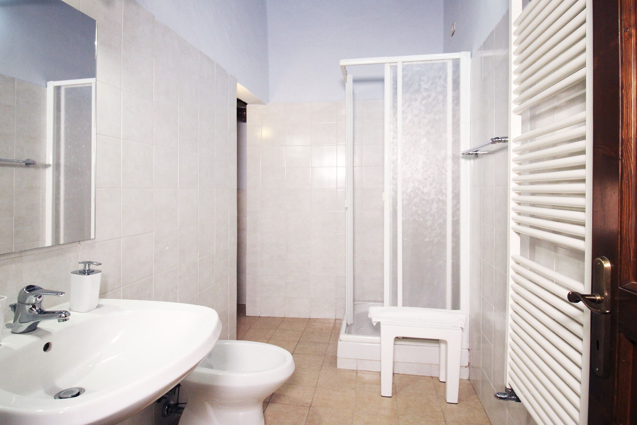 Douche, sèche-cheveux, bidet, papier toilette