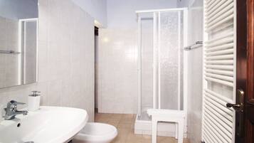 Douche, sĂšche-cheveux, bidet, papier toilette