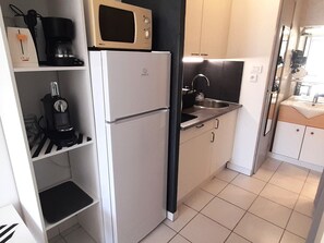 Kjøleskap og mikrobølgeovn