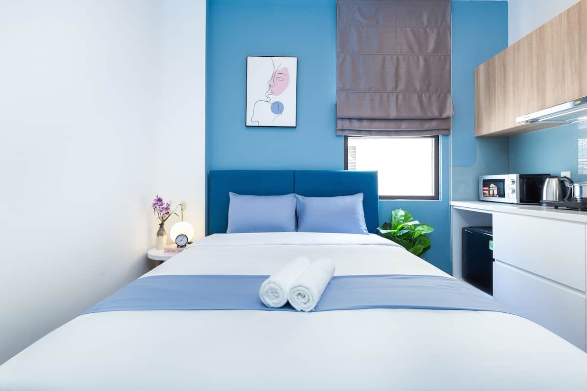 Deluxe Studio, Non Smoking, Kitchen | Desk, laptop workspace, iron/ironing board, free WiFi
