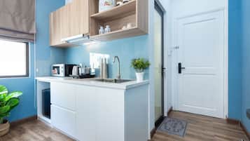 Deluxe Studio, Non Smoking, Kitchen | Private kitchenette | Mini-fridge, microwave, stovetop, electric kettle