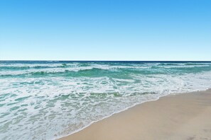 On the beach - RARE FIND~Beachfront~Endless Ocean Views~Prime Seaside~Butterfly Bluff (Santa Rosa Beach)