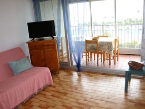 TV - Apartment for 4, 100m from the beach with parking (Cap d'Agde)