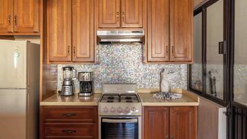 Køleskab, mikrobølgeovn, ovn, kogeplade