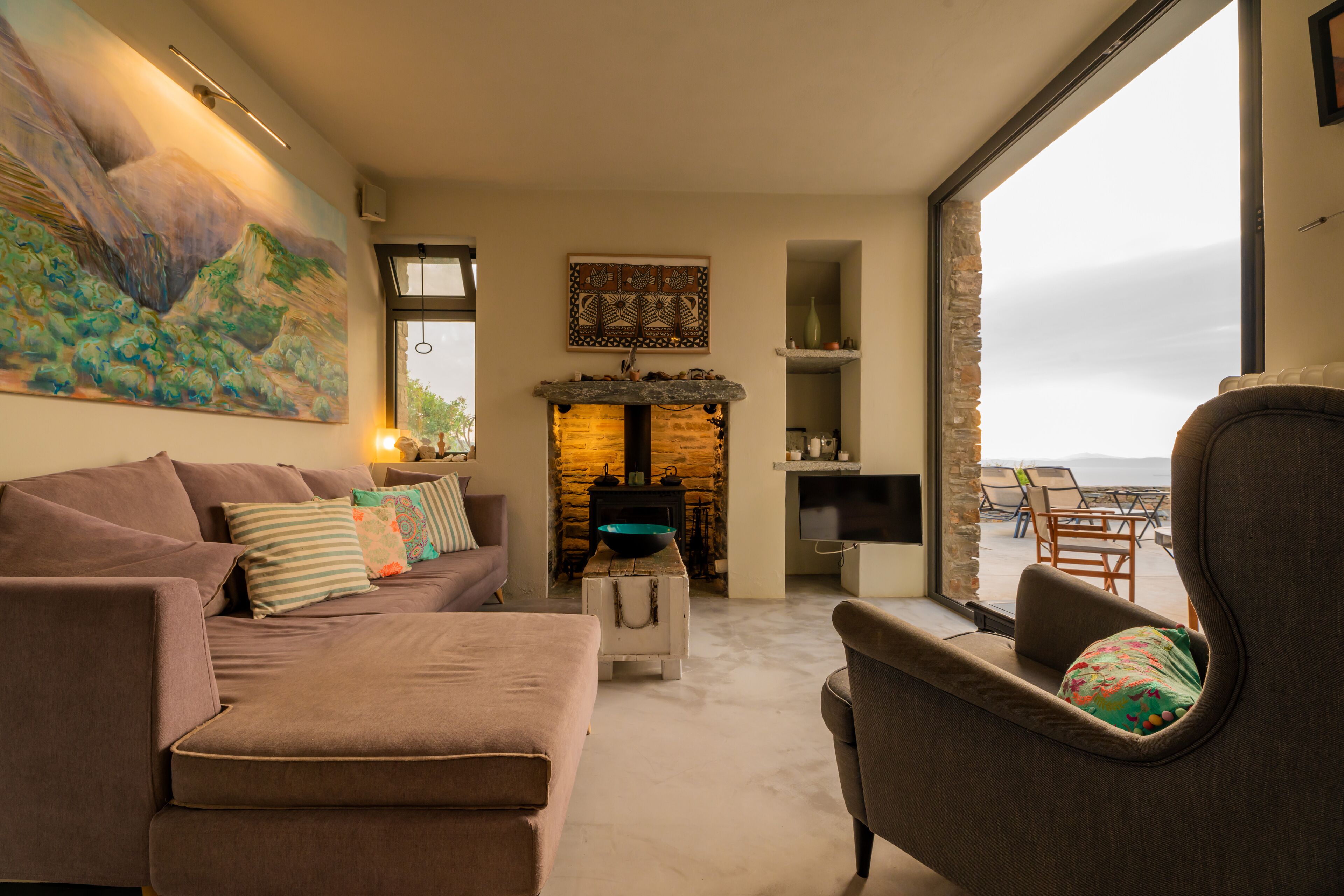 智能电视、壁炉、DVD 播放器、书