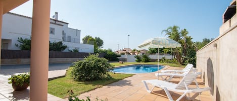 Una piscina al aire libre