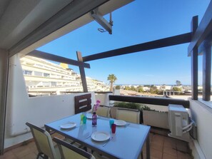 Outdoor dining - Cap d'Agde: 2-Room Apt, Terrace, Parking, Sleeps 4 (Cap d'Agde naturisme)