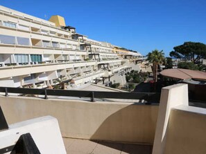 Property grounds - Cap d'Agde: 2-Room Apt, Terrace, Parking, Sleeps 4 (Cap d'Agde naturisme)