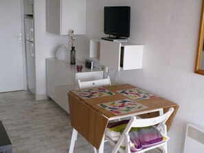 Dining - Cap d'Agde: 2-Room Apt, Terrace, Parking, Sleeps 4 (Cap d'Agde naturisme)