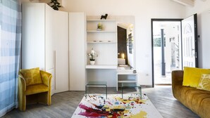 Una sala de estar moderna con techo de madera, un tapete colorido, un sillón amarillo y un sofá marrón.