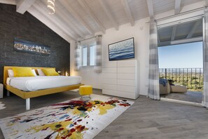 5 bedrooms, in-room safe, iron/ironing board, free WiFi - Villa Sardinialfonso 1- private pool and sea view of the Gulf of Cagliari (Sardegna)