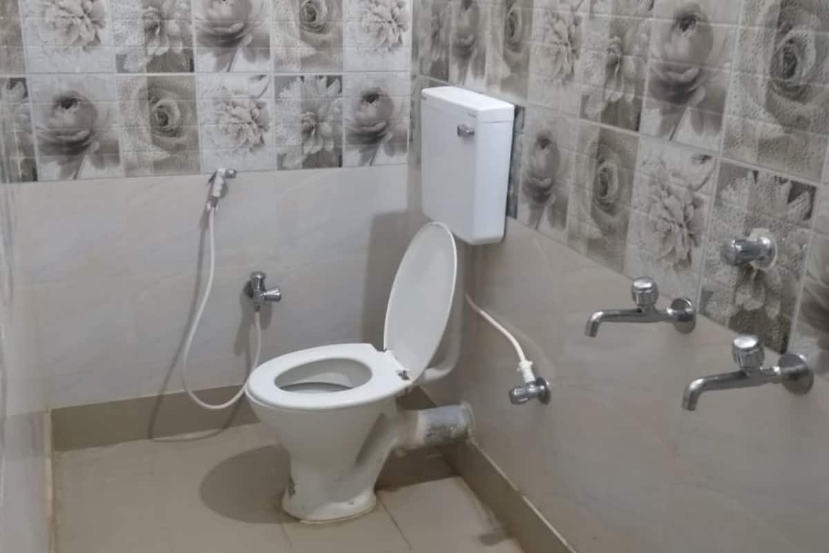 standard double room | bathroom | shower, free toiletries