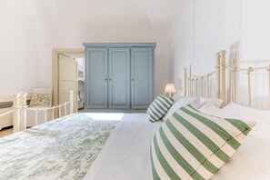 Ein Schlafzimmer mit einem Bett, einem Kleiderschrank und einem Nachttisch.