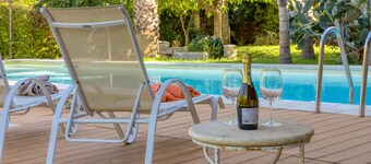 Pool house in the park, 7km from the sandy beaches (C)