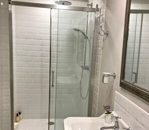 Dusche, Haartrockner, Handtücher, Seife