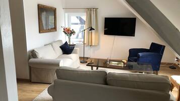 Smart-TV, Kamin, Tischtennisplatte, Bücher