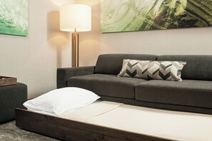 Desk, laptop workspace, iron/ironing board, free cribs/infant beds - SpringHill Suites by Marriott Savannah Richmond Hill (Richmond Hill)