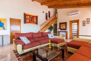 TV, lareira, DVD player, livros