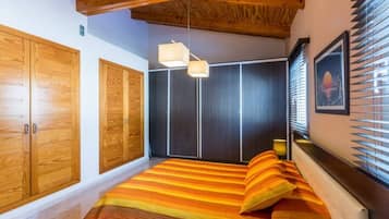 4 quartos, escrivaninha, ferros/tábuas de passar roupa