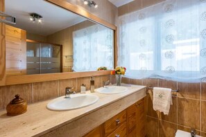 Badekar, hårtørrer, bidet, håndklæder