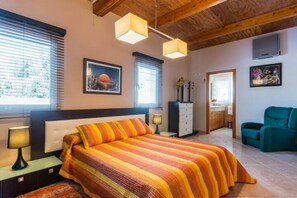 4 quartos, escrivaninha, ferros/tábuas de passar roupa