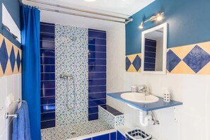 Badewanne, Haartrockner, Bidet, Handtücher