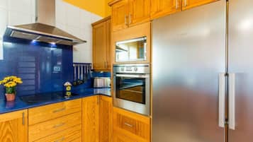 Frigorífico, microondas, horno y placa de cocina