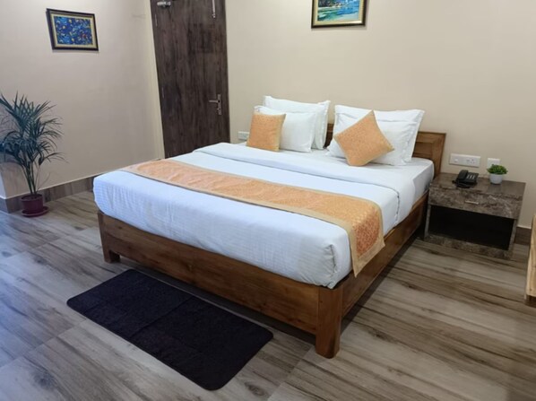 Egyptian cotton sheets, premium bedding, memory-foam beds, in-room safe - Goroomgo Silicon Residency Puri (Puri)