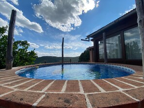 Una piscina al aire libre, una piscina climatizada