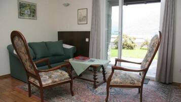 Fernseher, Kamin, Tischtennisplatte