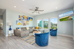 TV - 1 Naut On Call - Beachfront, exceptional views and easy beach access!! (Crystal Beach)