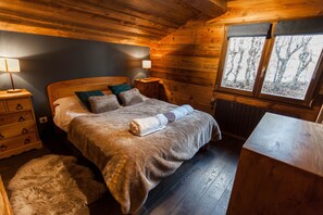 4 bedrooms, iron/ironing board, travel crib, free WiFi