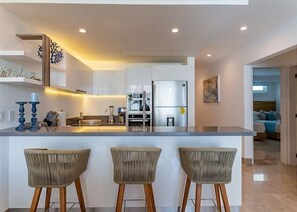 Fridge, microwave, oven, stovetop - Exquisite 3 Bedrooms luxury finishes (Playa del Carmen caribe residenc)