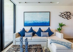 TV, books - Exquisite 3 Bedrooms luxury finishes (Playa del Carmen caribe residenc)