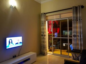Apartment | Living room | 30-inch TV with digital channels - Modern Apartment in Kampala With Unlimited Wifi (Kampala)