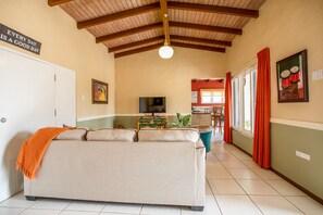 Smart TV, books - Island Home with private pool (Noord)