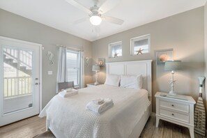 4 bedrooms, iron/ironing board, free WiFi, bed sheets - Amazing views of the Ocean from the 3rd floor, boardwalk access to beach! (Port Aransas)