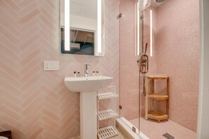Een douche, een haardroger, handdoeken
