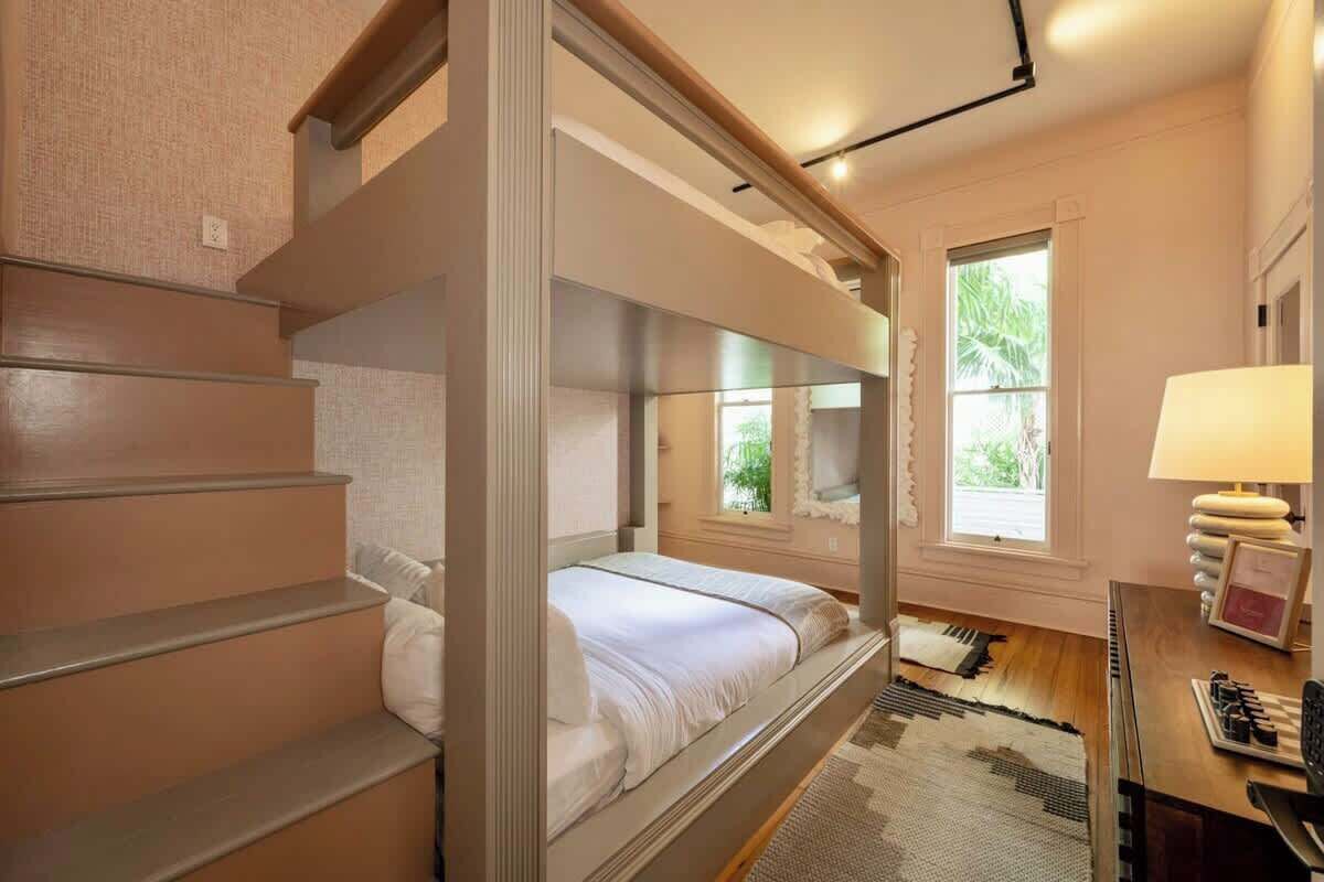 1 多间卧室、熨斗/熨衣板、WiFi、床单